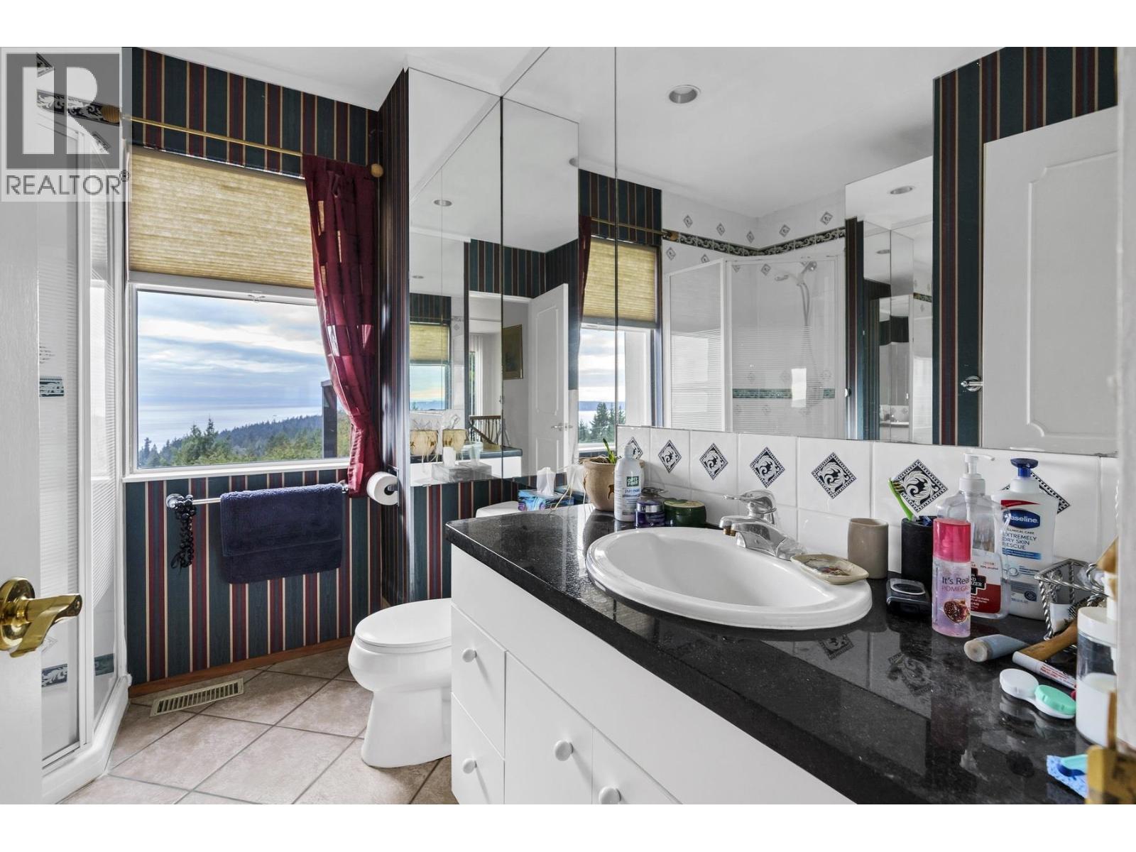 4582 WOODGREEN COURT, West Vancouver