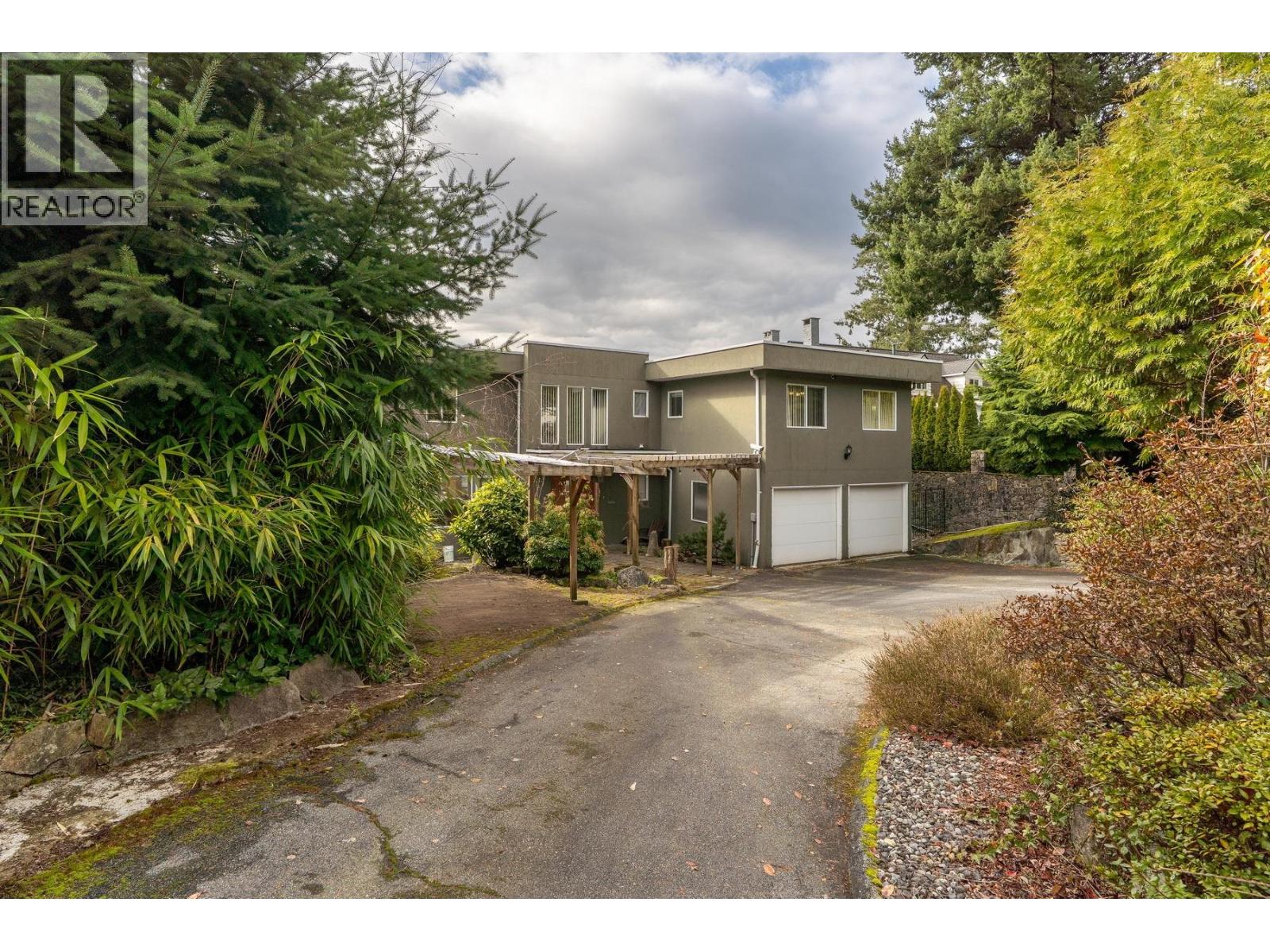 4582 WOODGREEN COURT, West Vancouver