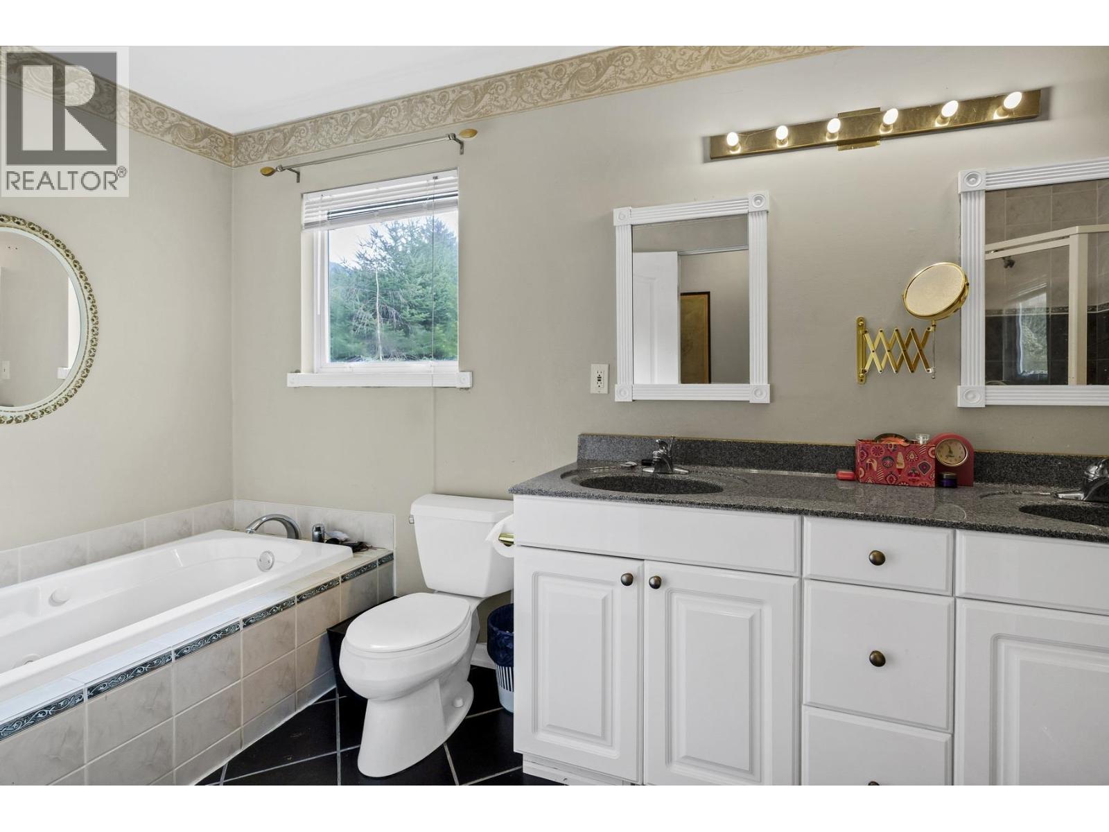4582 WOODGREEN COURT, West Vancouver