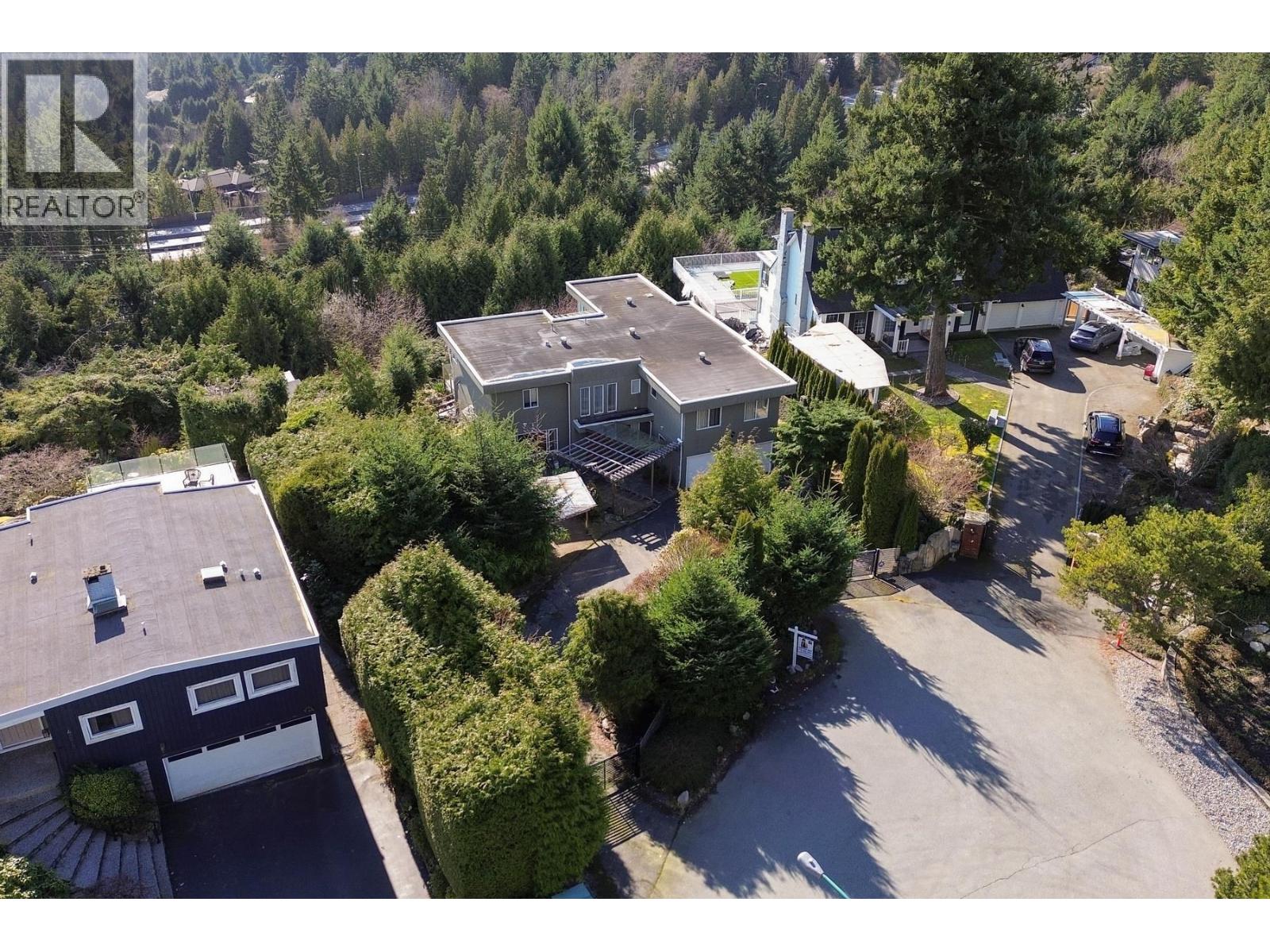 4582 WOODGREEN COURT, West Vancouver