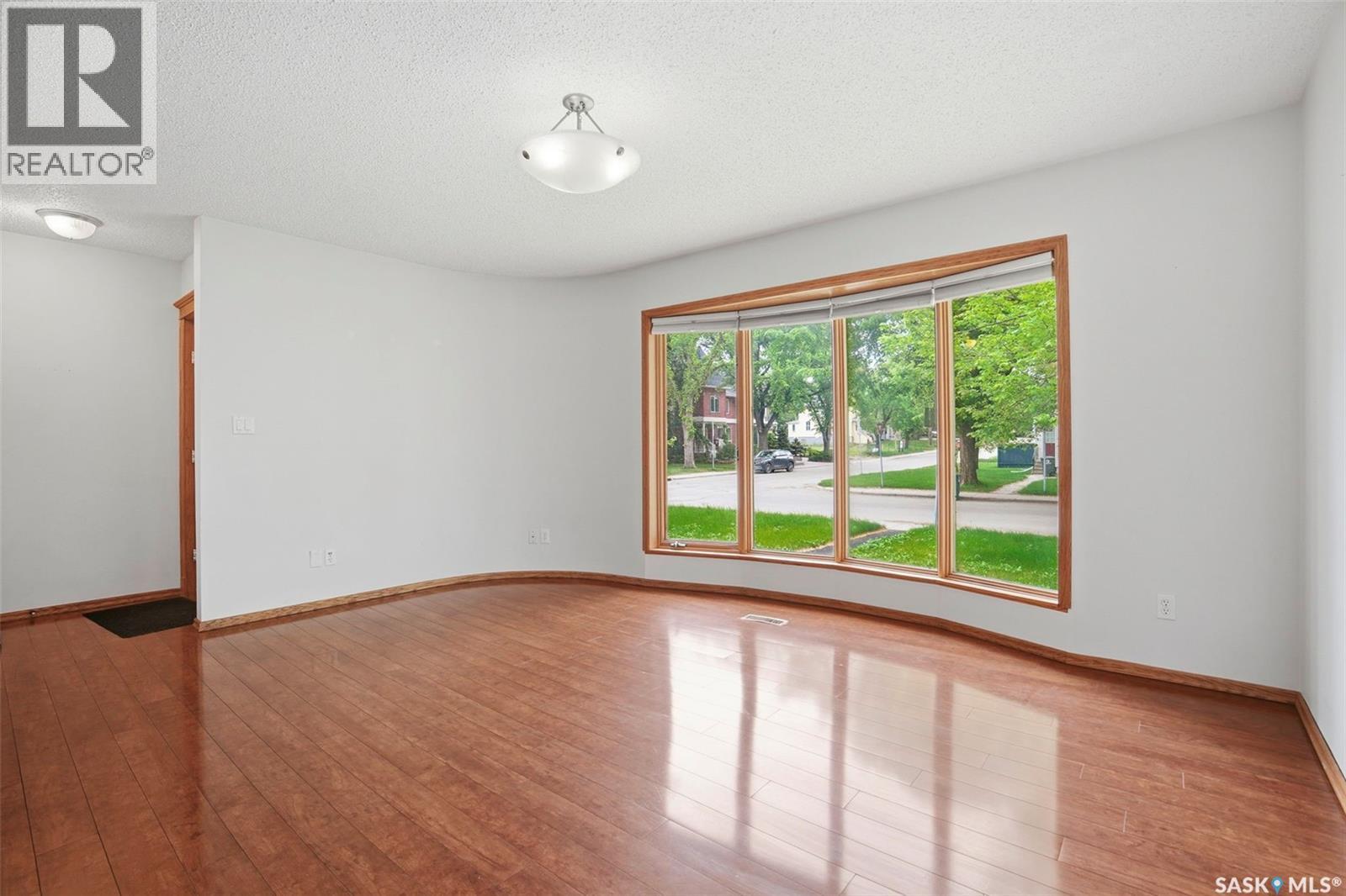 302 McKinnon AVENUE S - 7