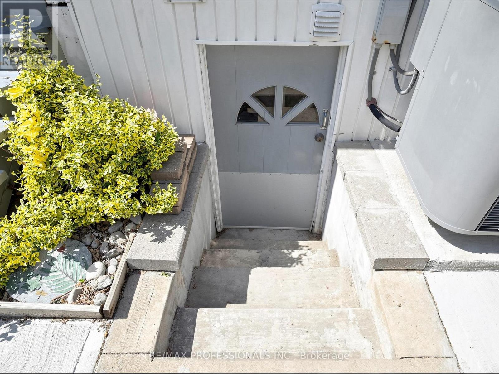 14 BRADLEY AVENUE - 24
