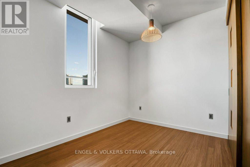 #PH4 135 BARRETTE STREET - 23