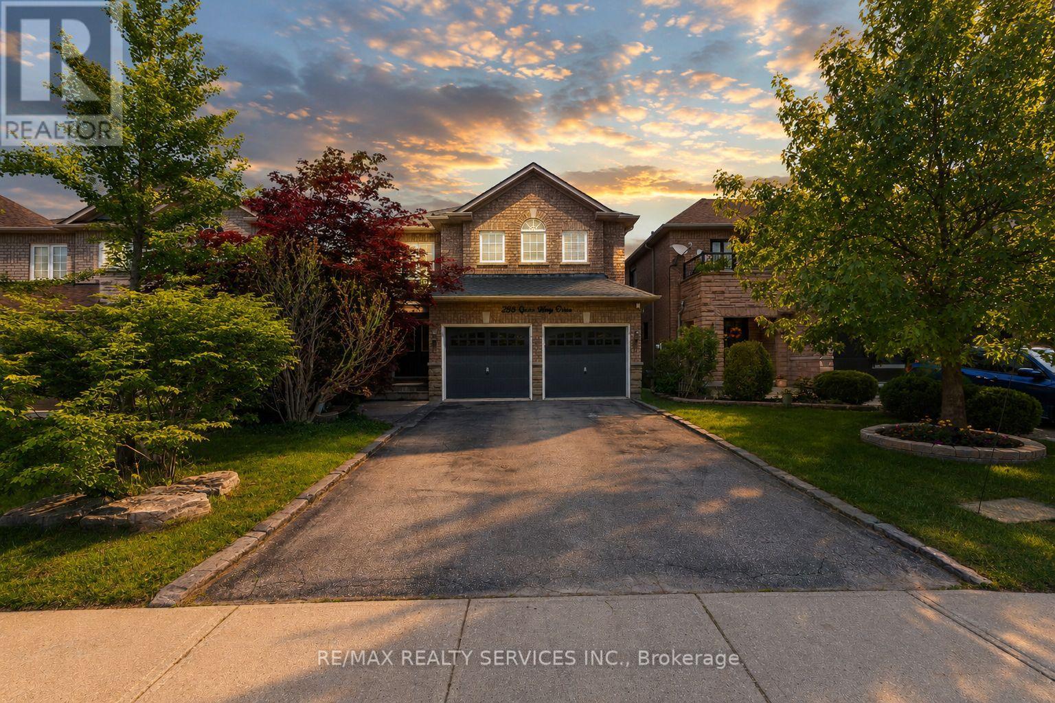 295 QUEEN MARY DRIVE - 1