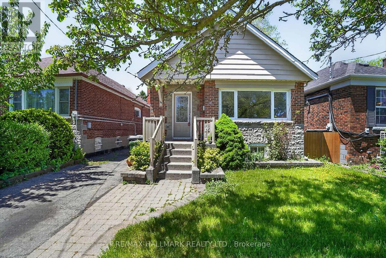 Listing photo of 34 CLONMORE DRIVE