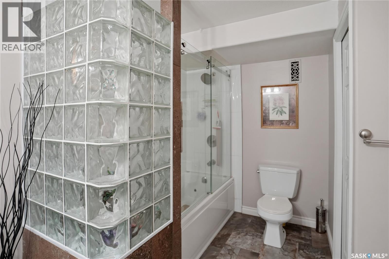 640 Beach AVENUE — photo 35