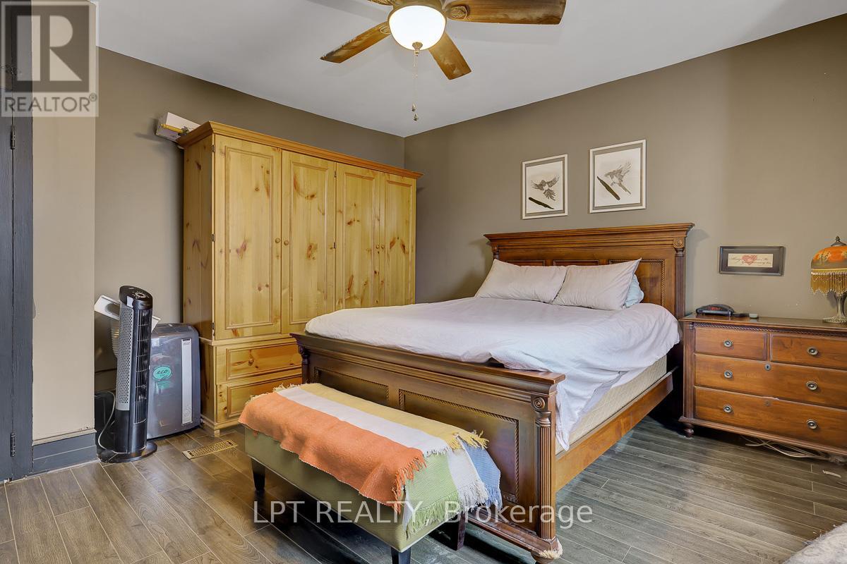 8197 VICTORIA STREET - 33