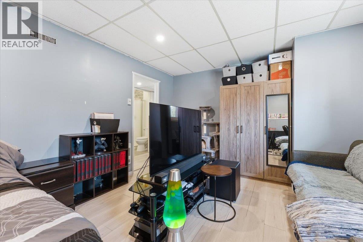 330 27 Street NE - 30