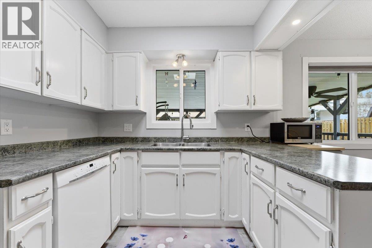 330 27 Street NE - 10