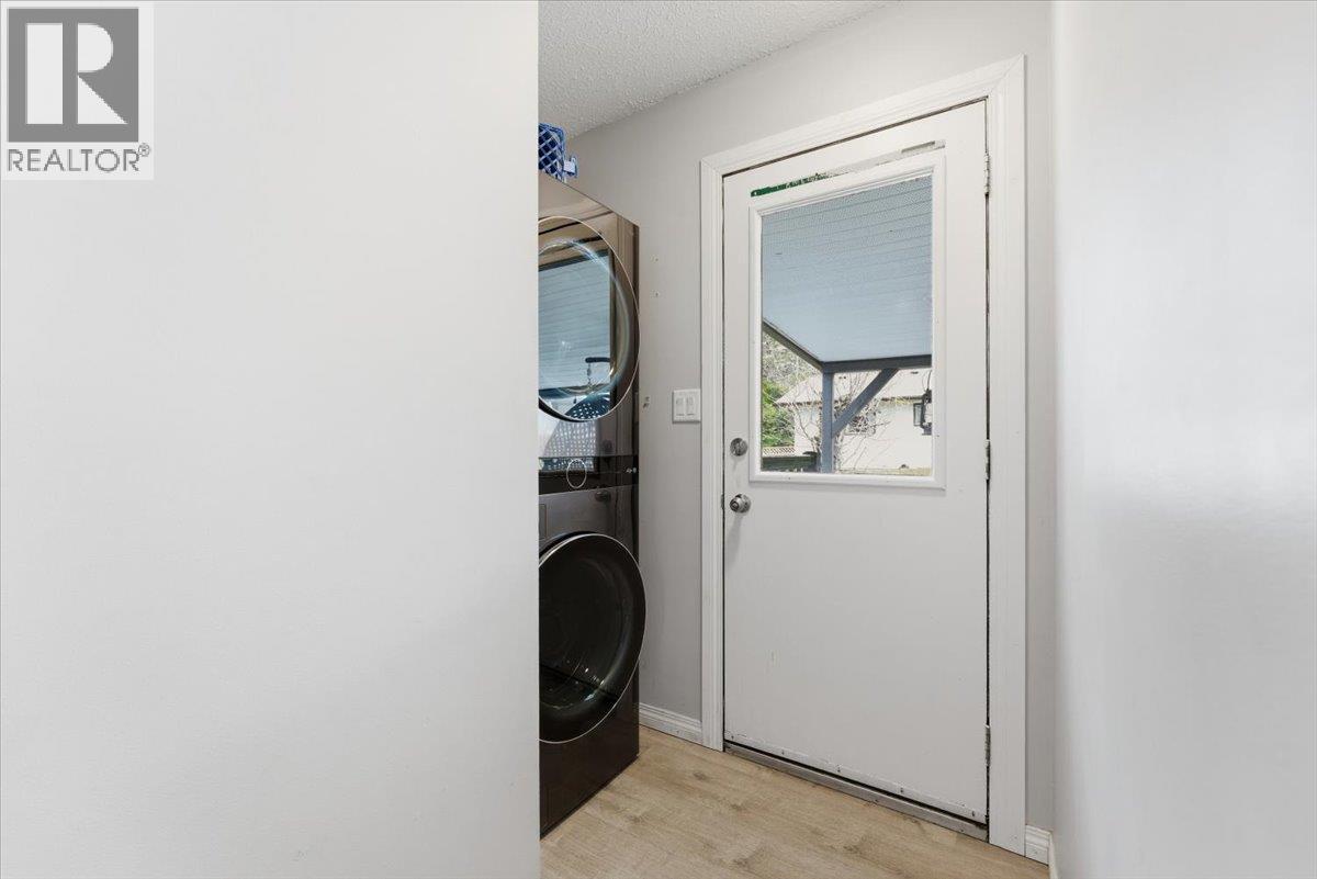 330 27 Street NE - 12