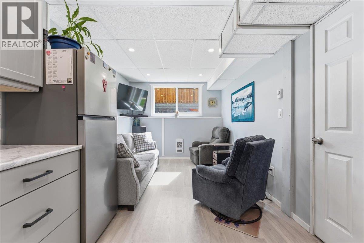 330 27 Street NE - 19