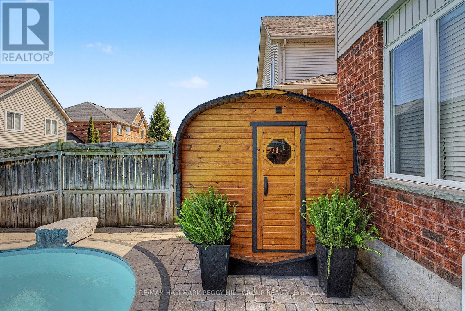 7 BENTLEY CRESCENT - 21