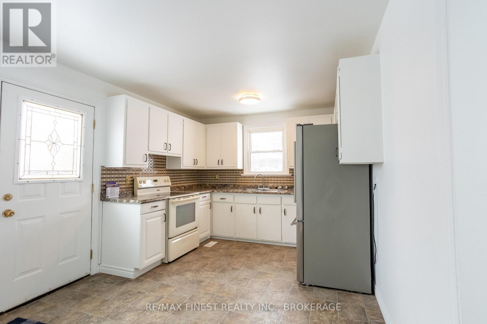 559 MACDONNELL STREET - 4