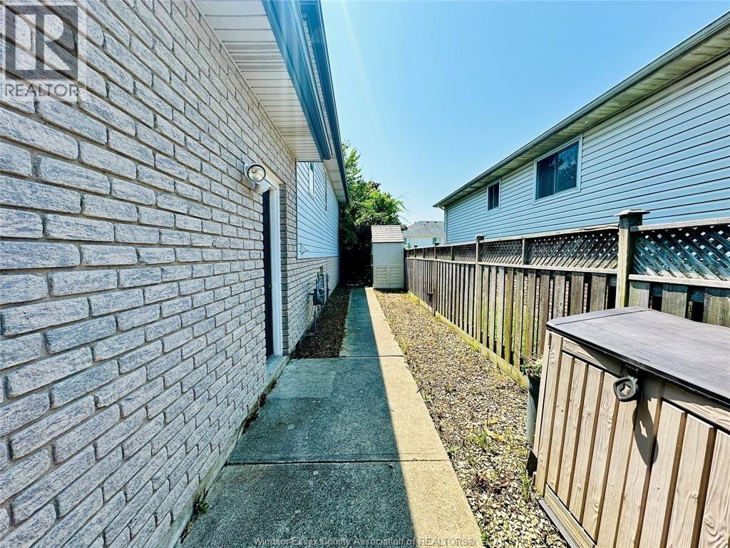 1655 BIRCHWOOD CRESCENT - 37