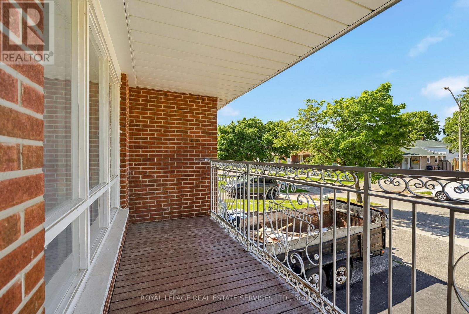 3454 OAKGLADE CRESCENT - 34