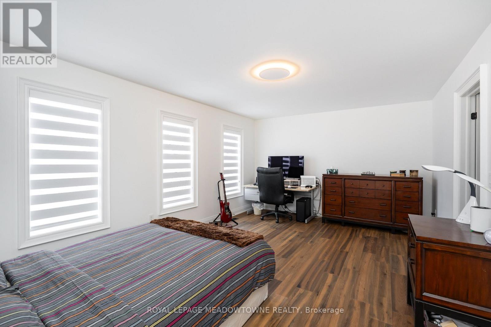 26 EMPEROR DRIVE - 16