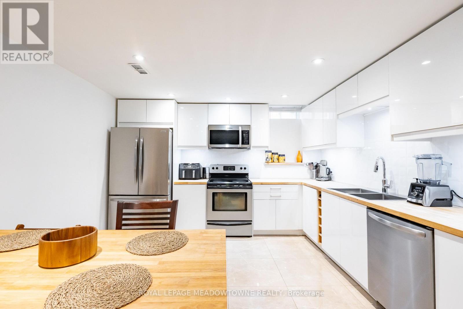 26 EMPEROR DRIVE - 41