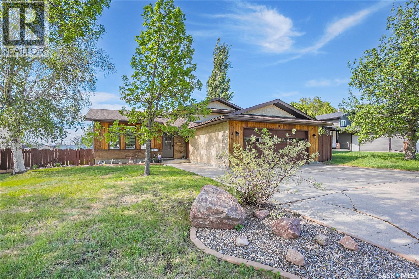 114 Sumner CRESCENT - 2