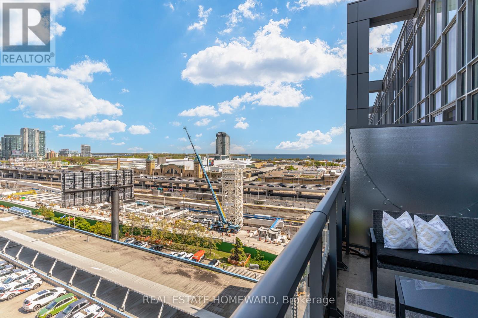 #732 5 HANNA AVENUE - 29