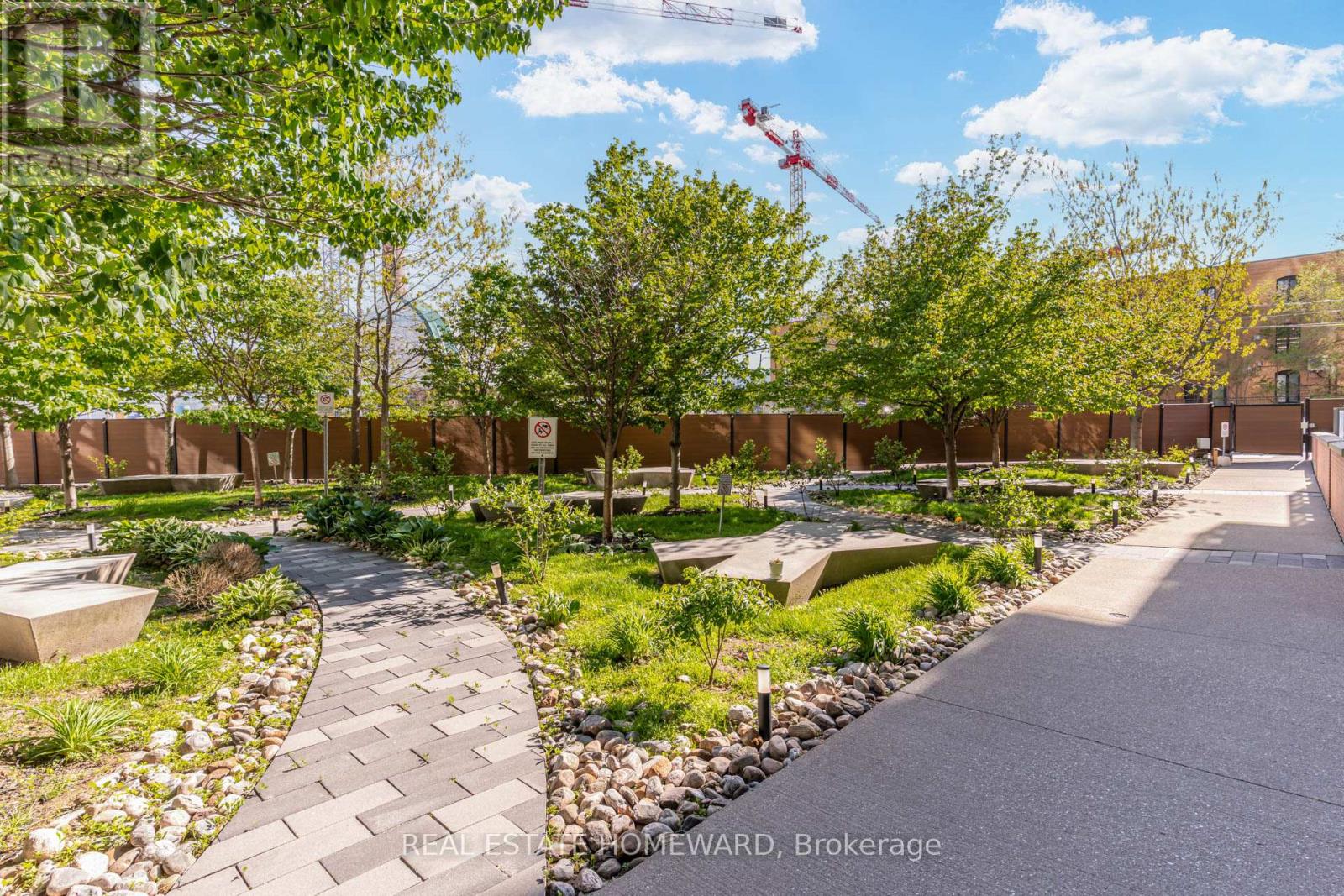 #732 5 HANNA AVENUE - 32