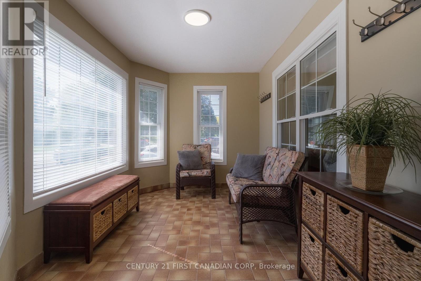 86 EDMUNDS CRESCENT E - 9