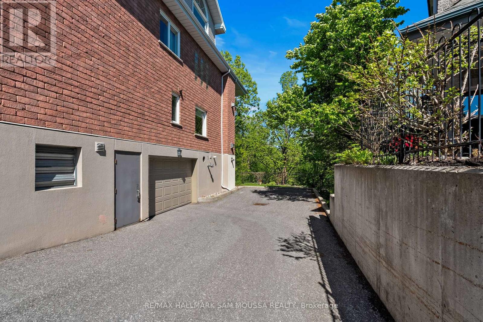 #1C 70 ROBSON COURT - 32