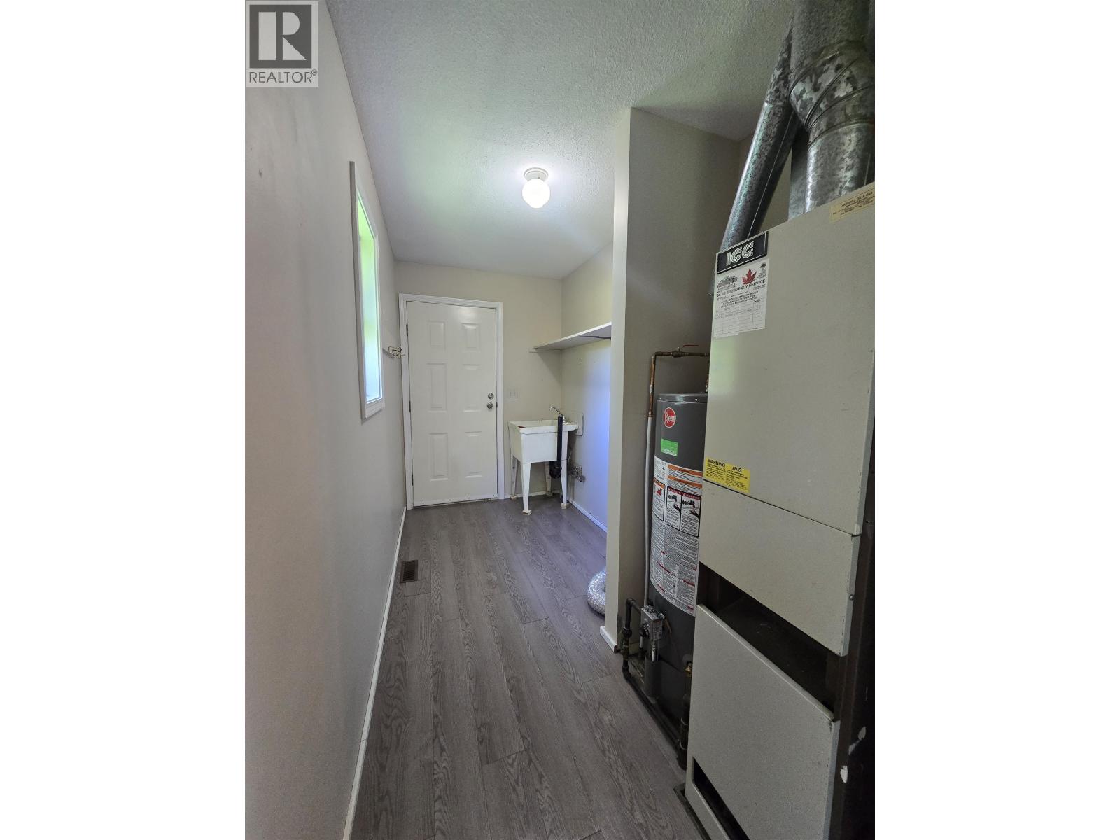 1472 ARBUTUS ROAD - 28