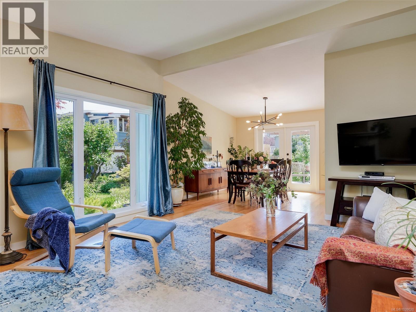  4016 Oberlin Place, Saanich