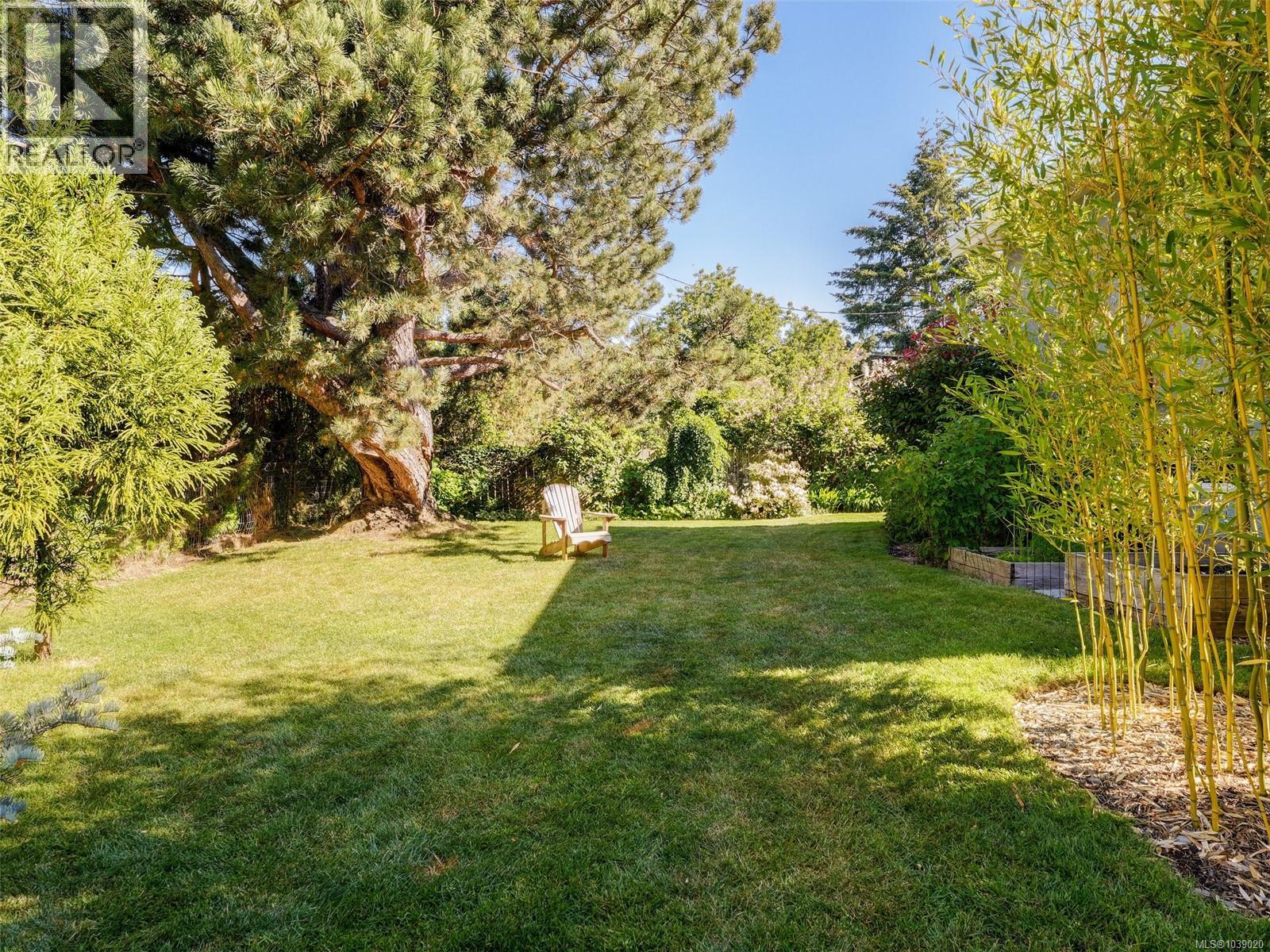  4016 Oberlin Place, Saanich