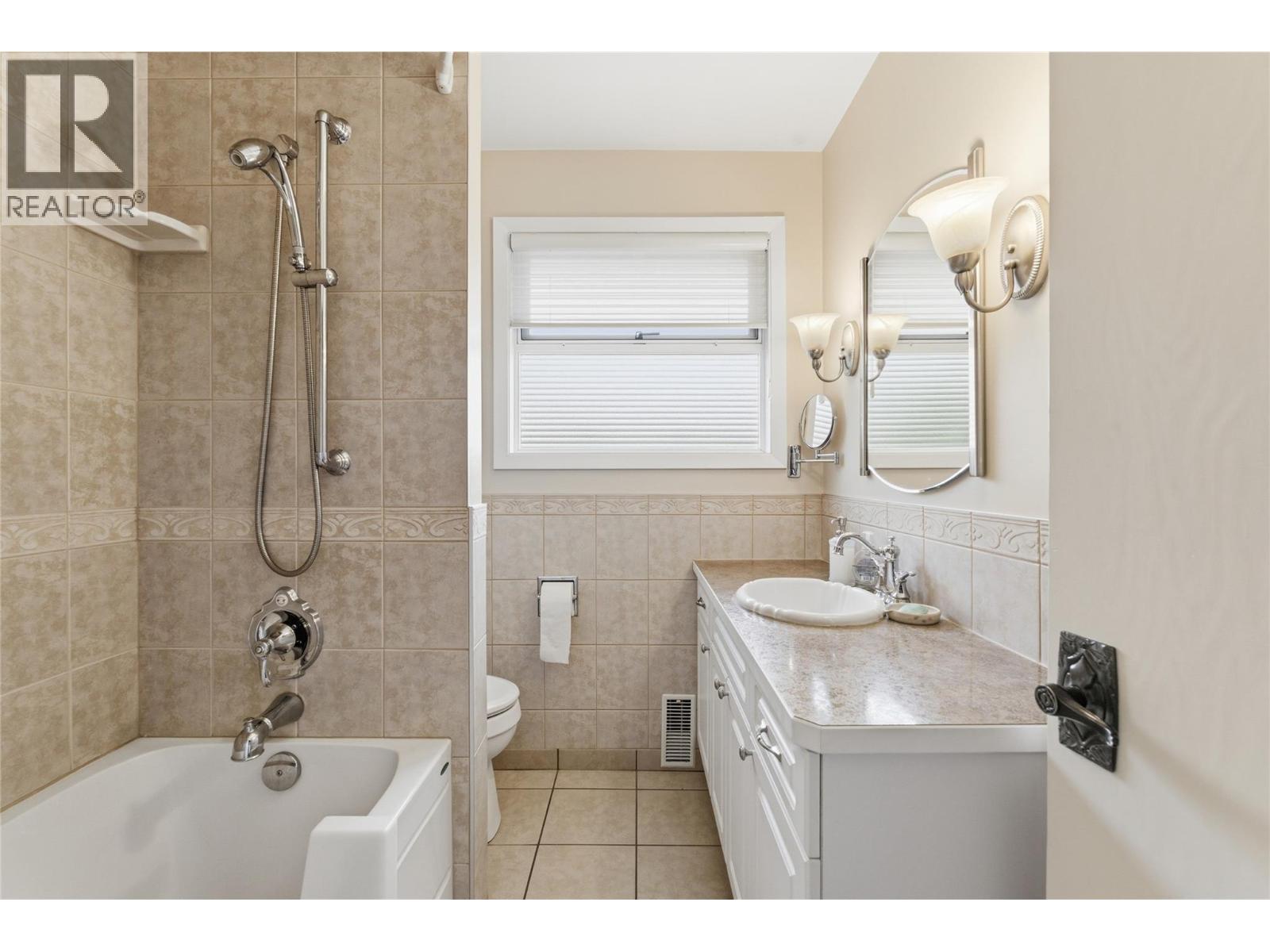 164 Manor Park Avenue, Penticton