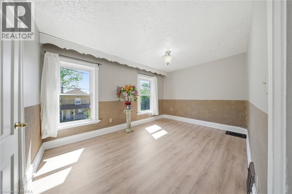 76 BROCK Street - 18