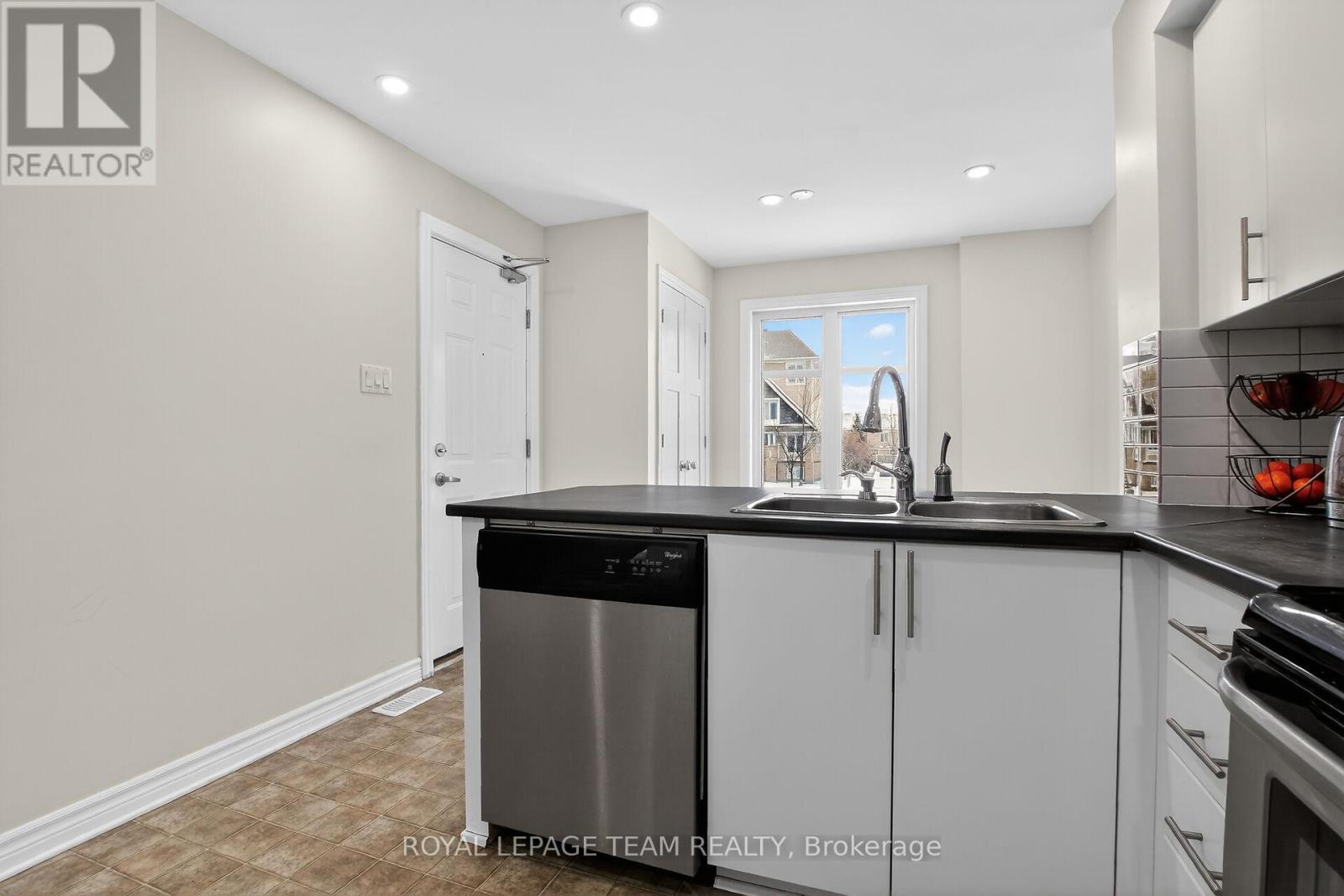 2 Bed, 3 Bath House for Sale in Ottawa – 627B CHAPMAN MILLS DRIVE, Ottawa – MLS# X13235154 - Image 8