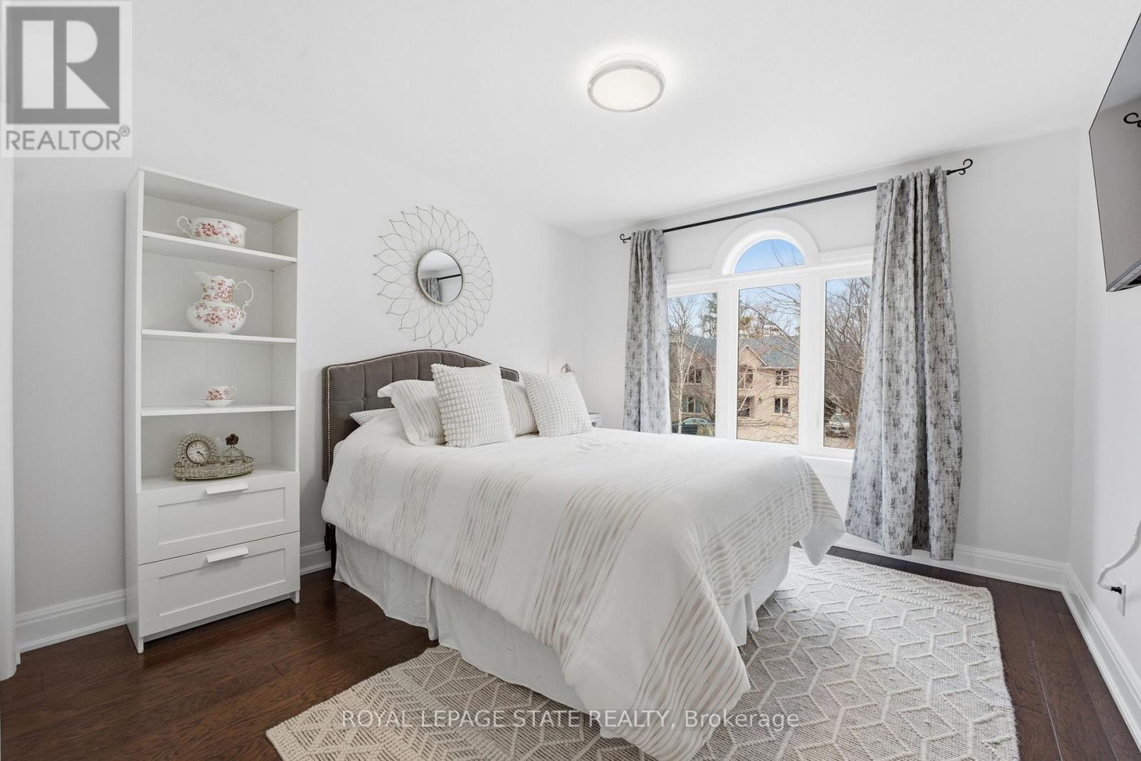 28 DEERVIEW AVENUE - 32