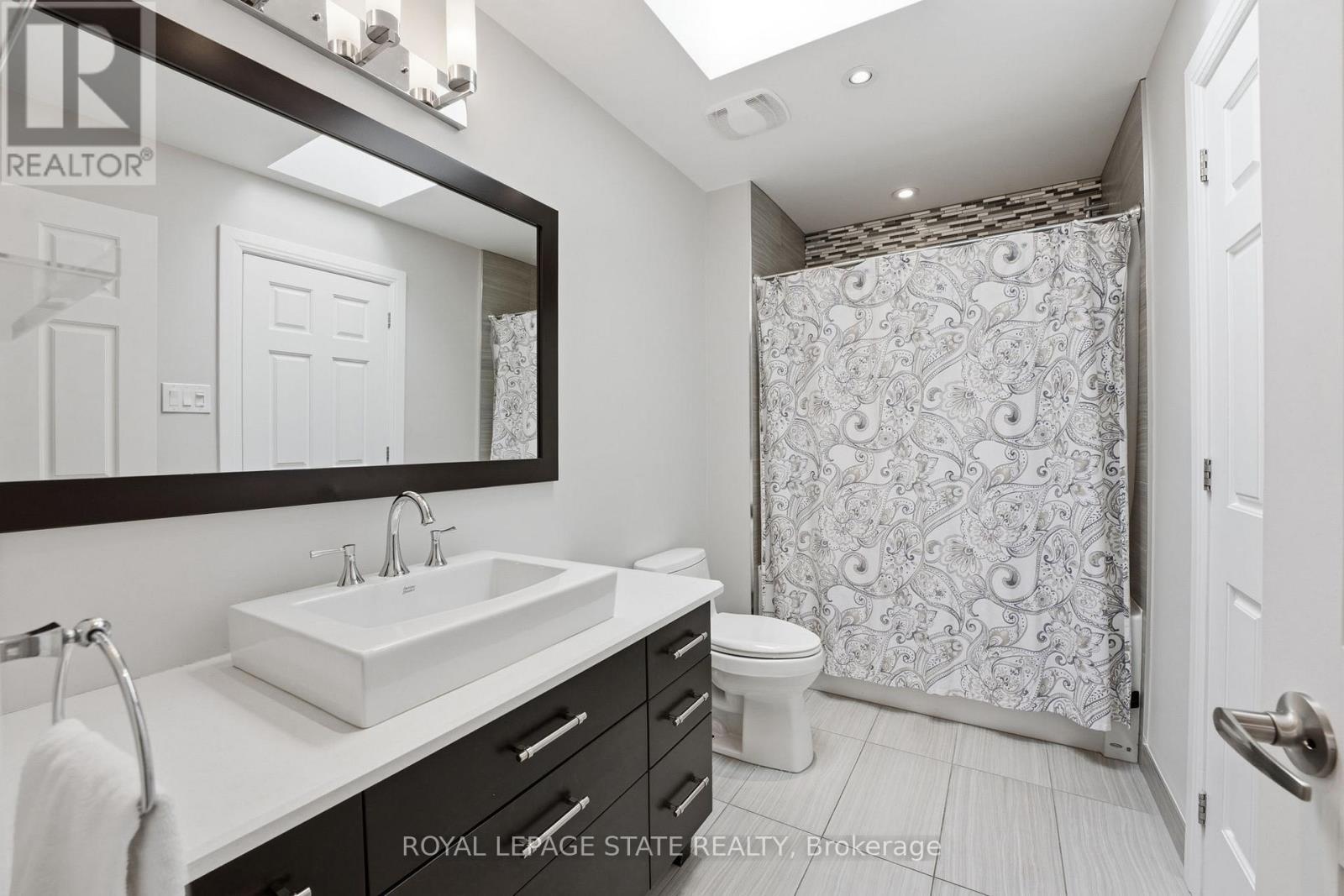28 DEERVIEW AVENUE - 34