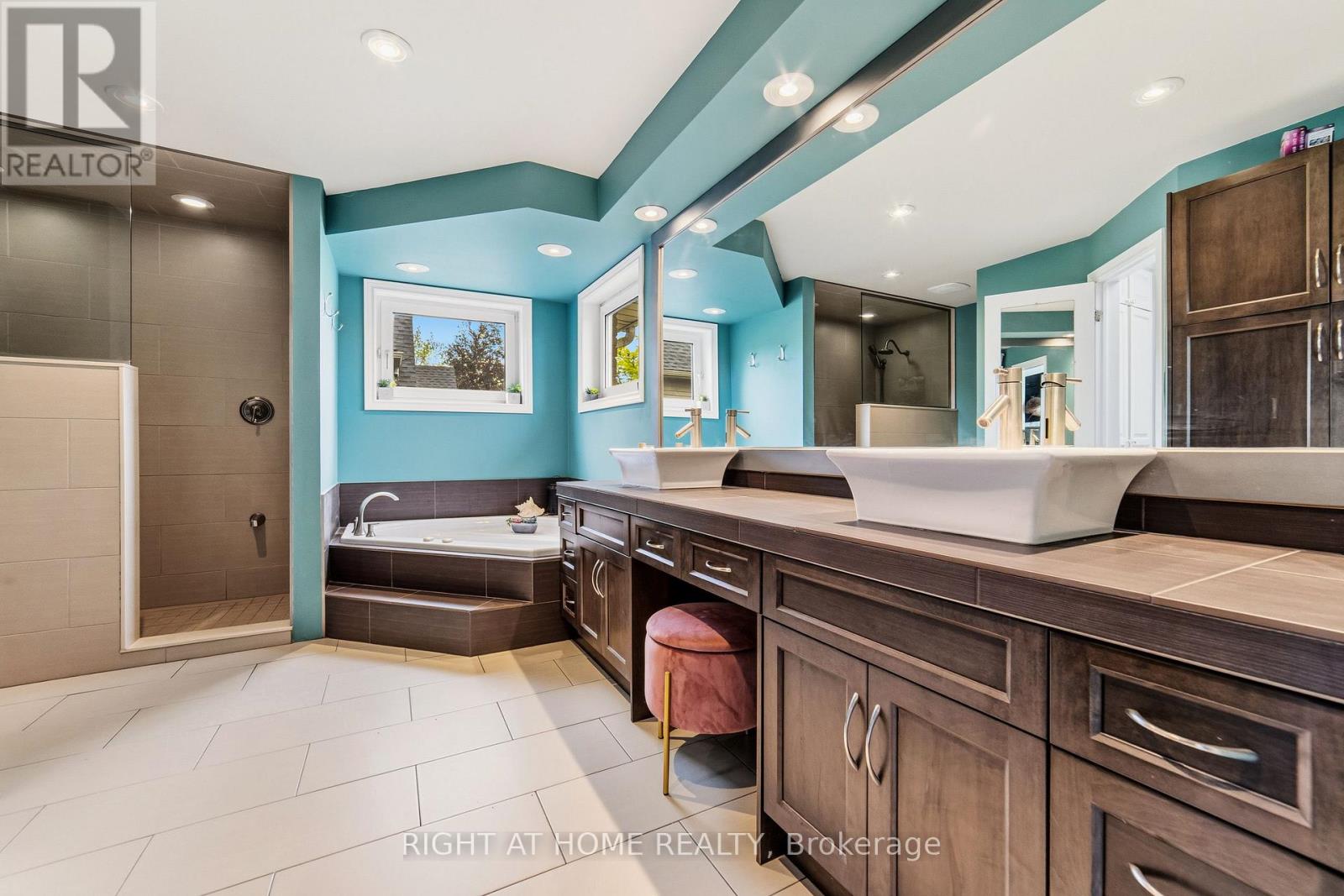 21 FRANCIS CREEK BOULEVARD - 38