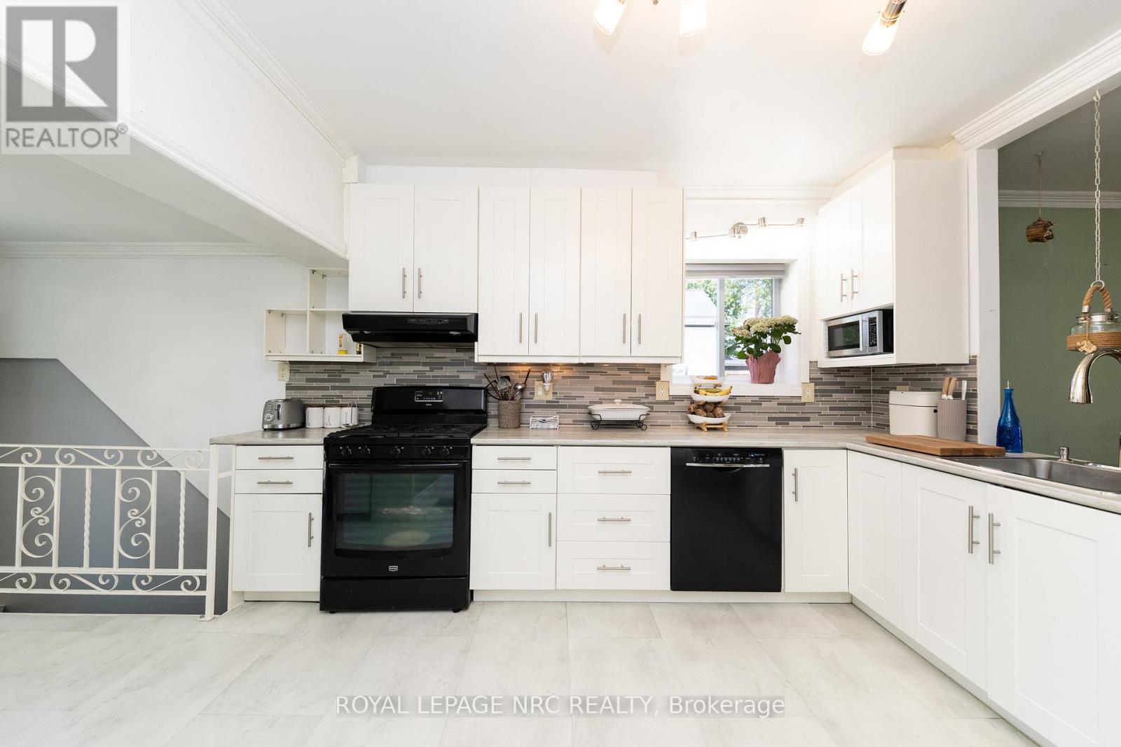 17 HURON STREET - 12