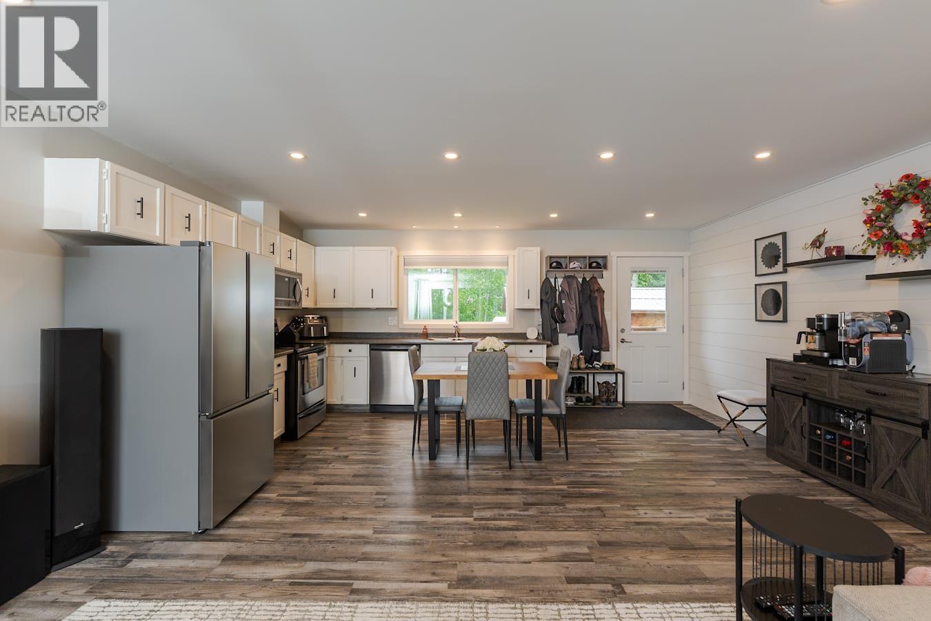 Photo 8 of 32 — 5698 HEPTING ROAD · Prince George, BC