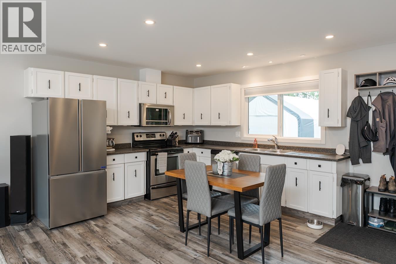 Photo 10 of 32 — 5698 HEPTING ROAD · Prince George, BC