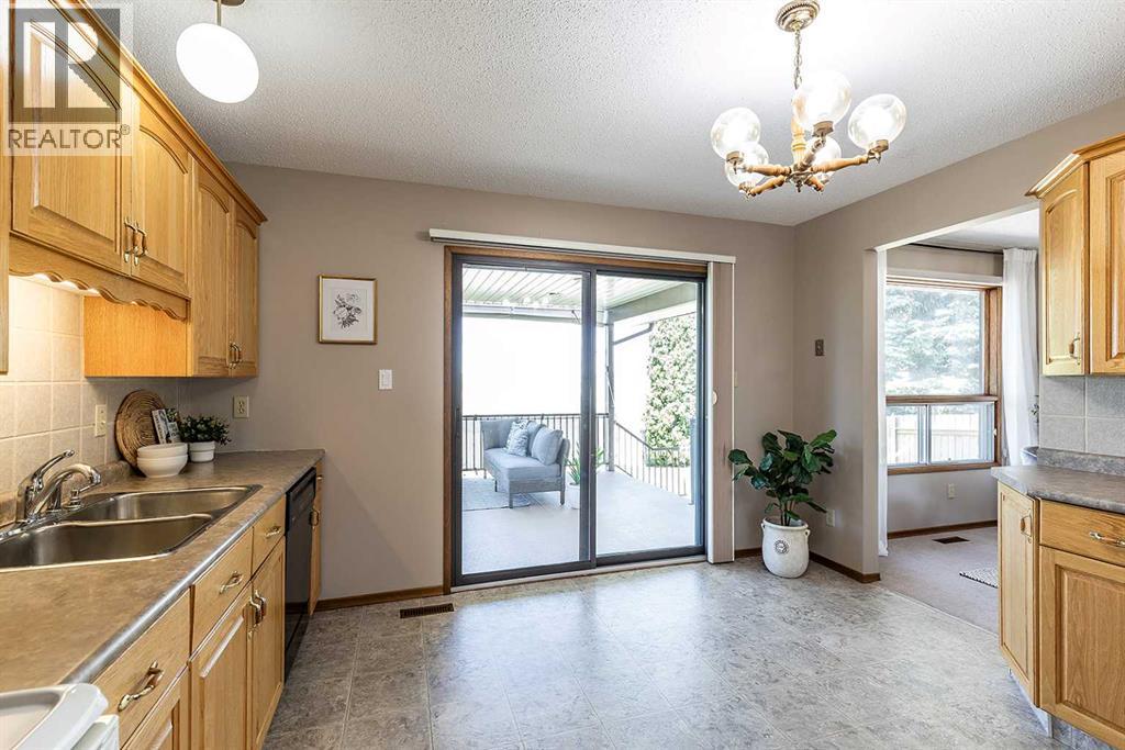 16 East Glen Crescent SE — photo 13