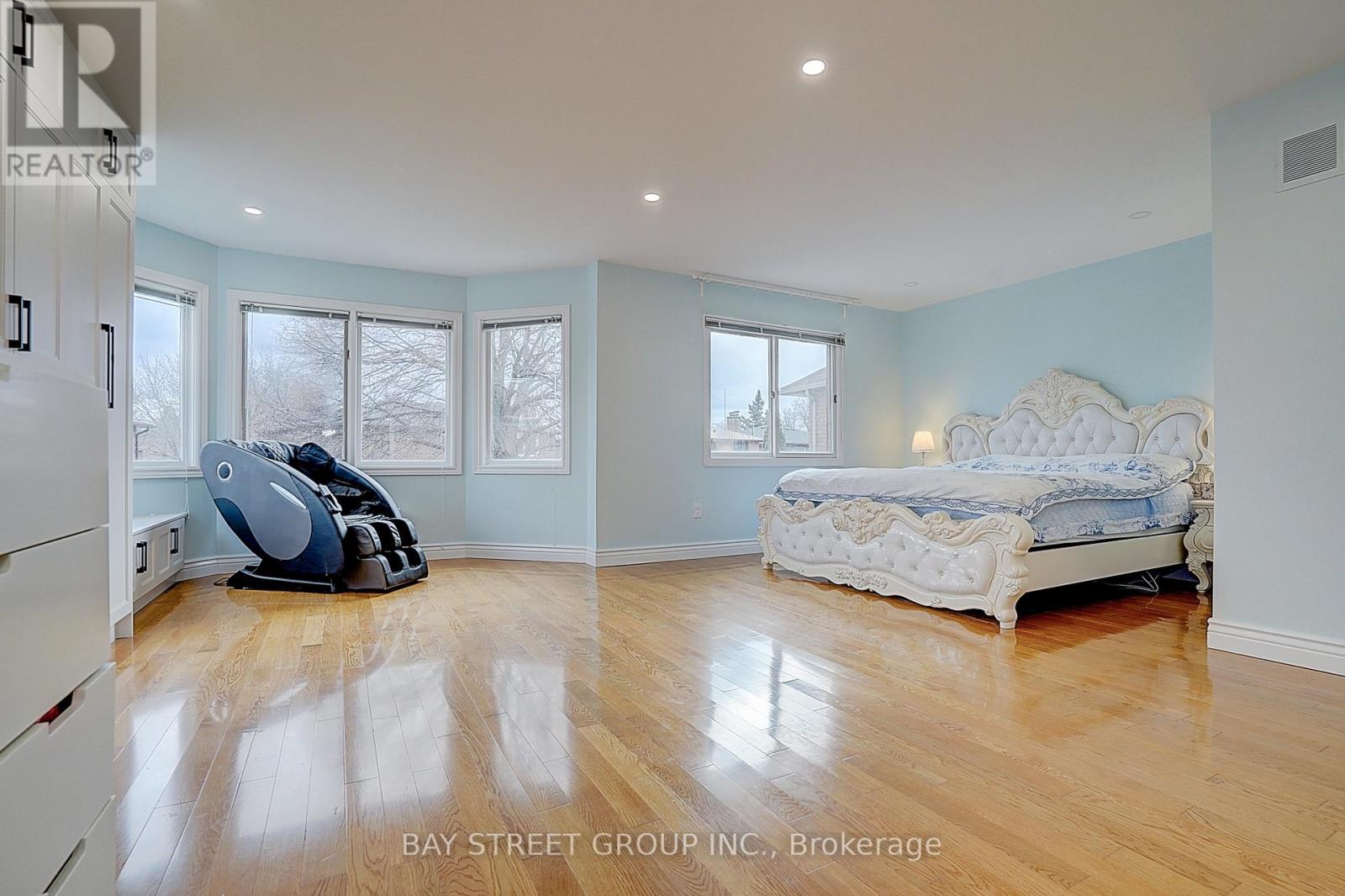 8 MOORELAND COURT - 24