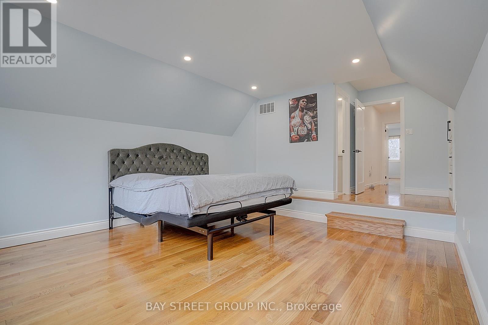 8 MOORELAND COURT - 28