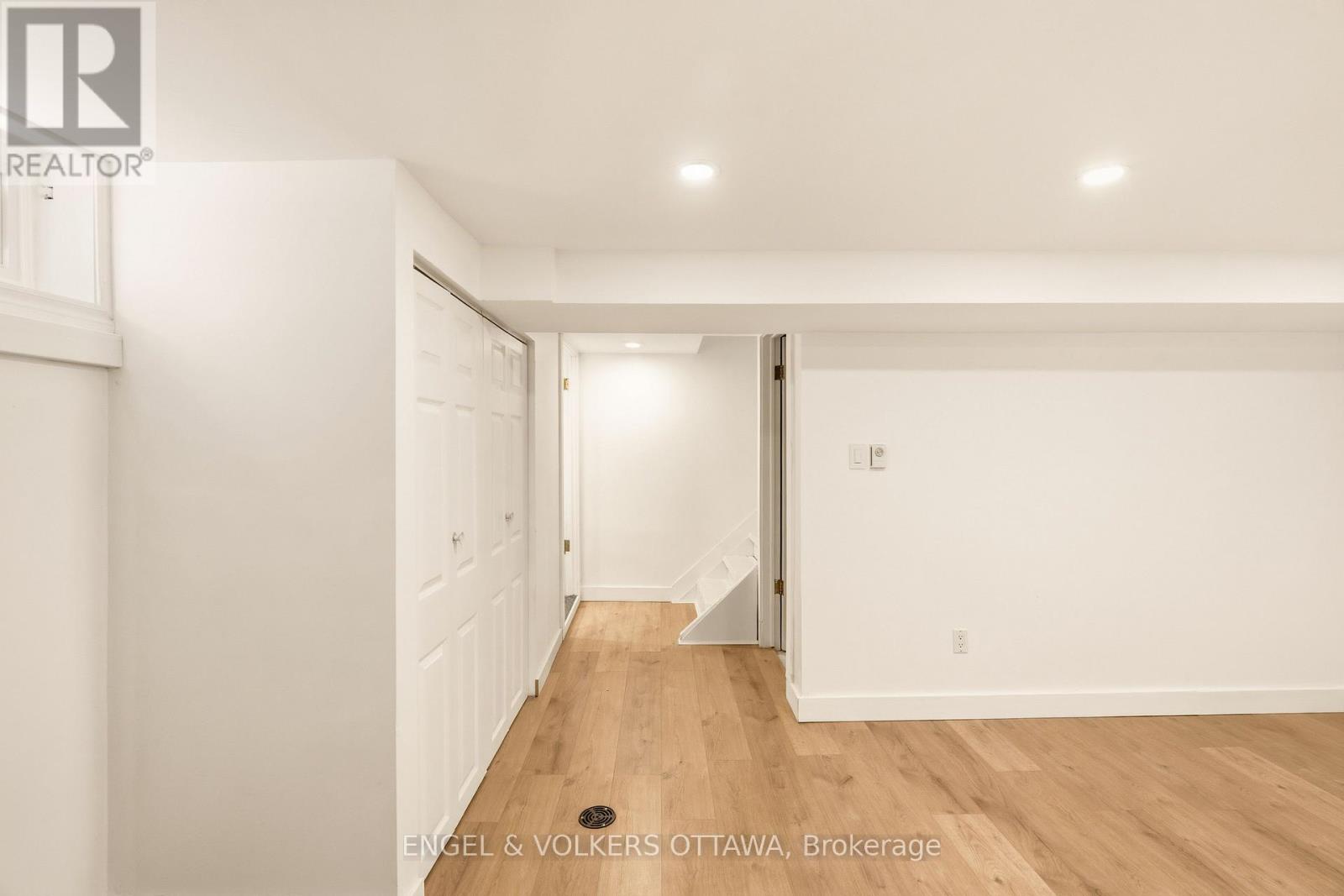 392 PICCADILLY AVENUE N - 33