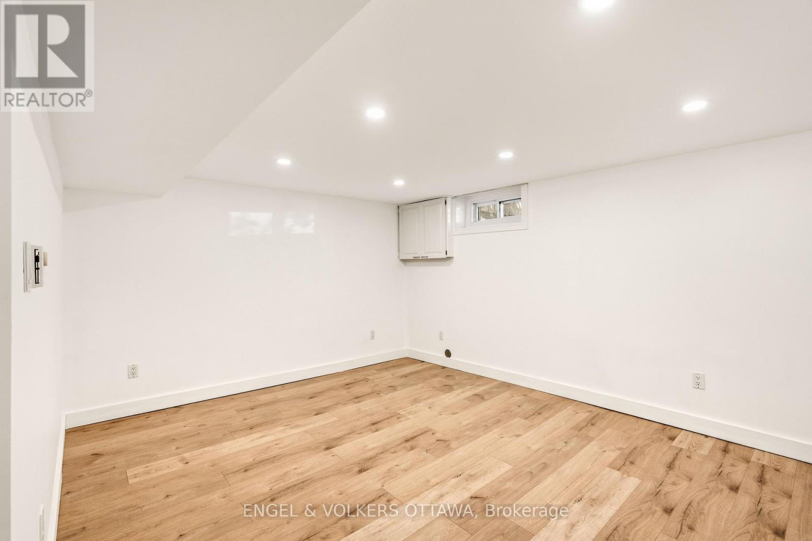 392 PICCADILLY AVENUE N - 35