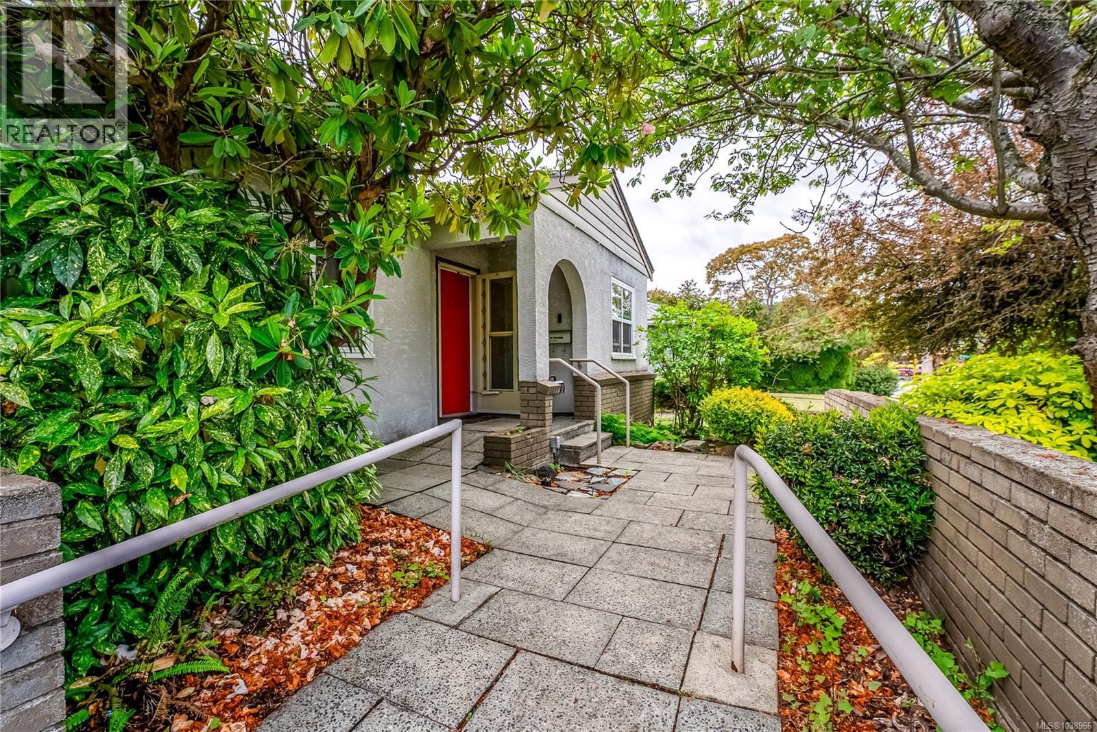  1663 Freeman Avenue, Saanich