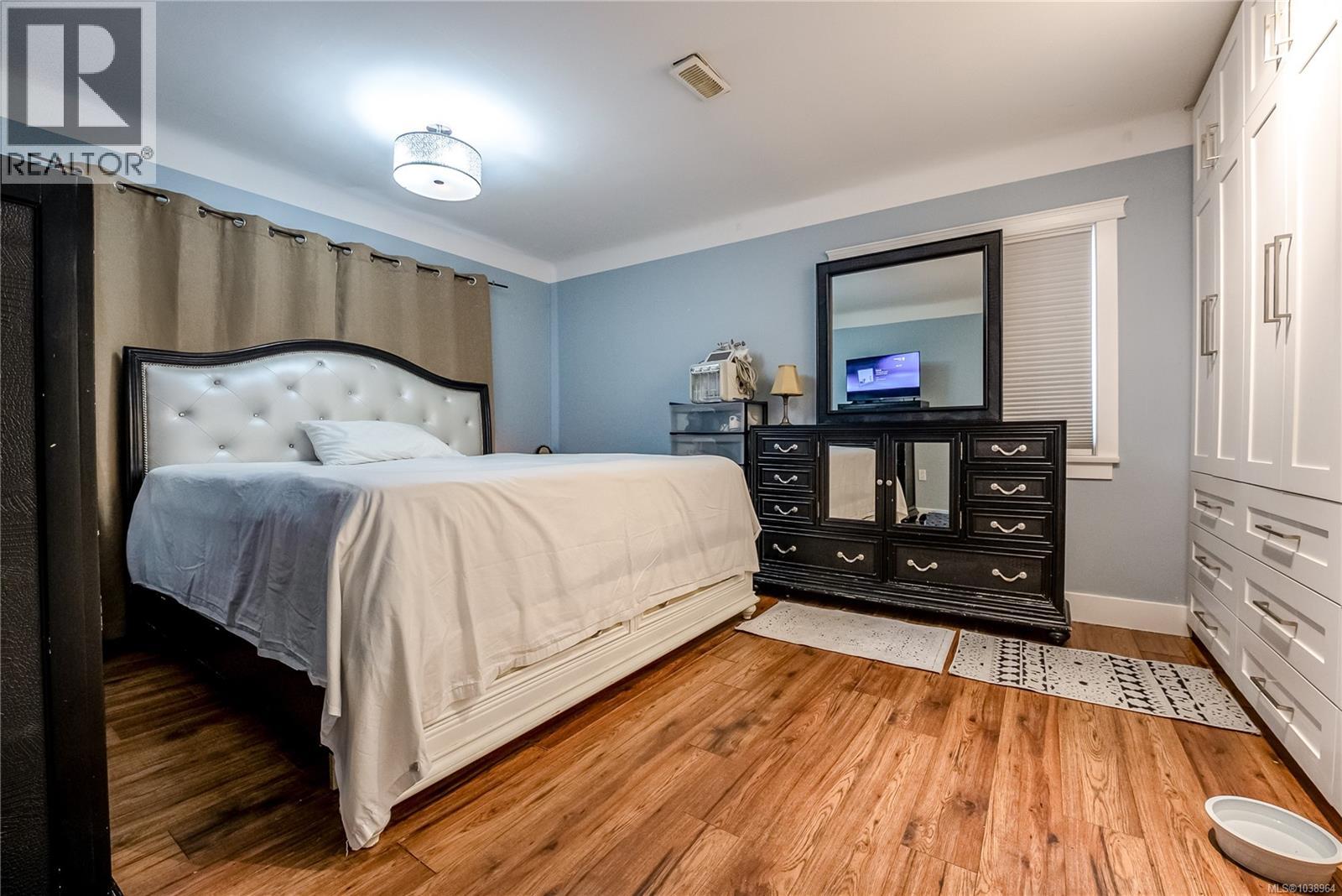 1661 Freeman Ave - 17