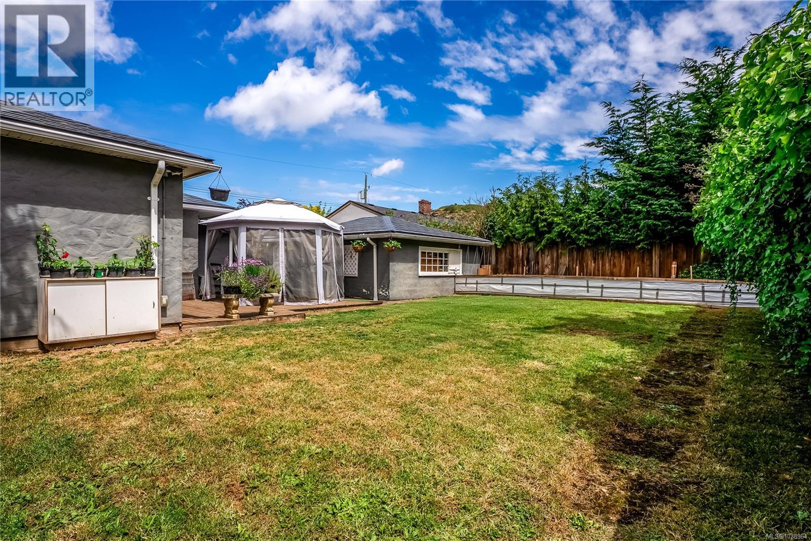 1661 Freeman Ave - 32