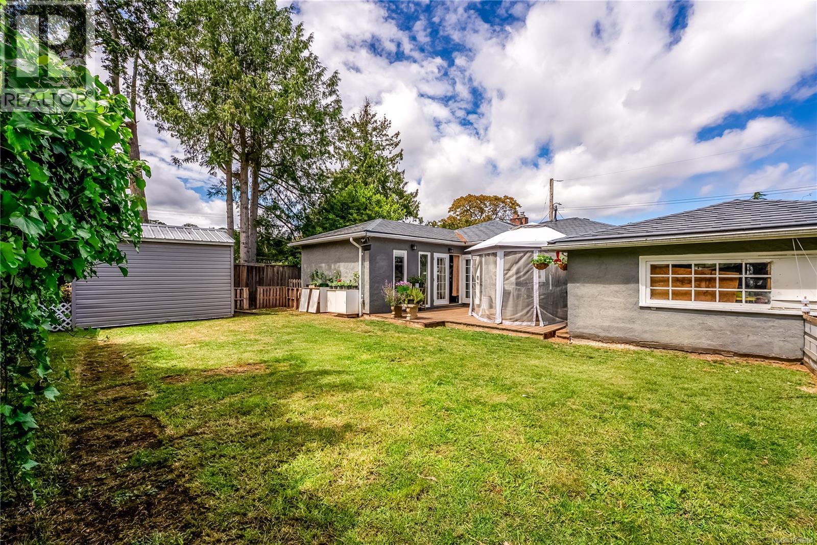 1661 Freeman Ave - 33