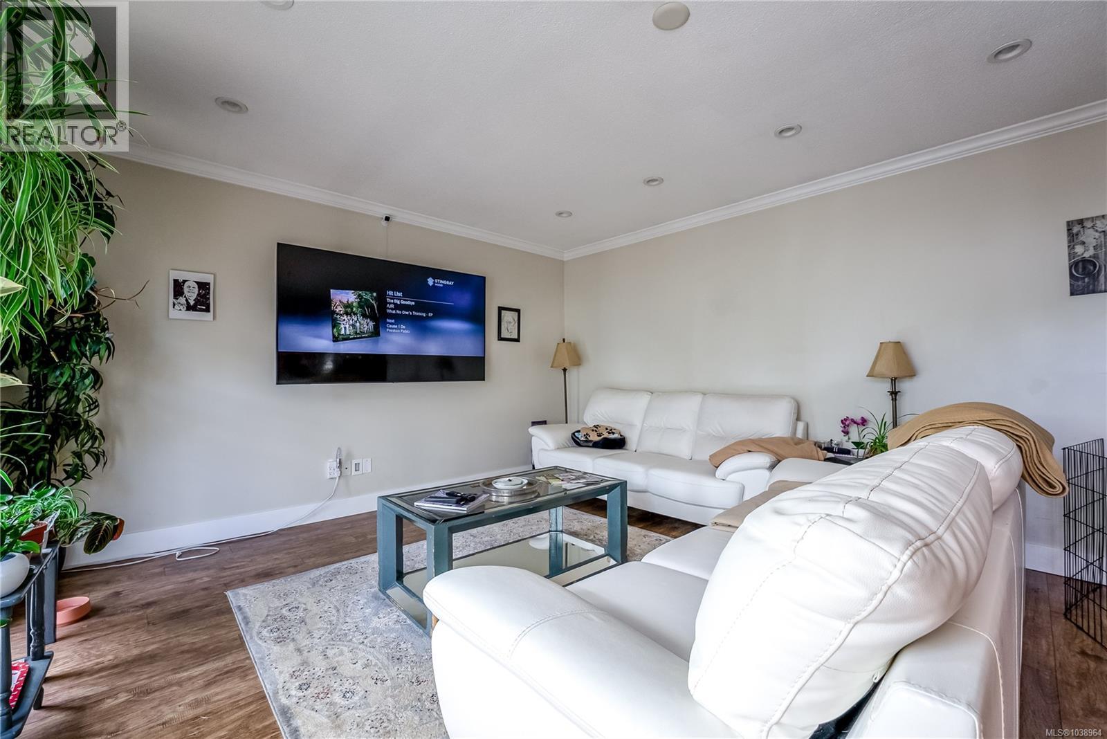 1661 Freeman Ave - 8