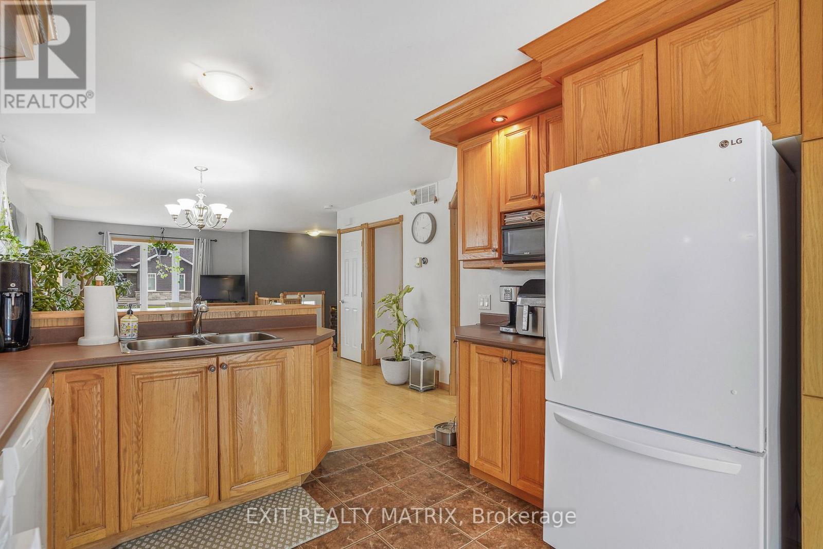 90 RICHARD STREET - 12