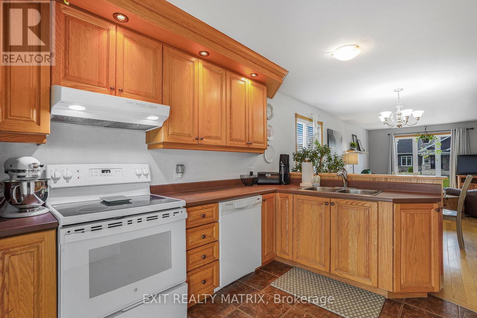90 RICHARD STREET - 13